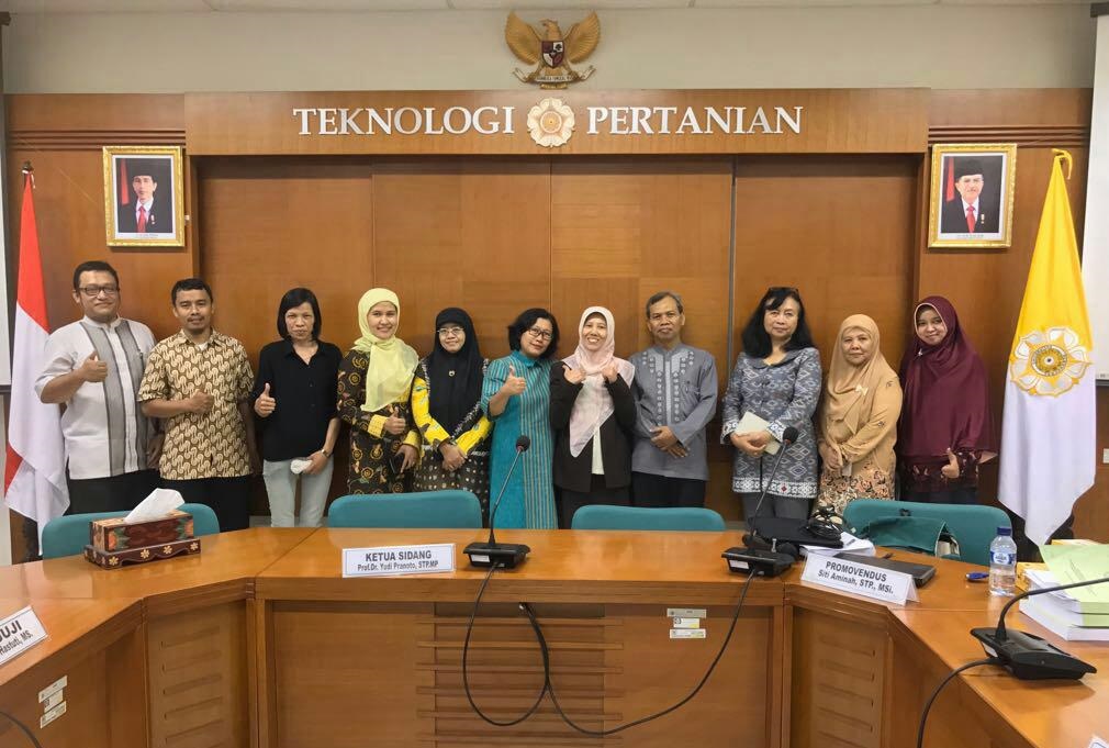 Dr. Siti Aminah., S.TP., M.Sc berfoto bersama penguji usai menjalani sidang akhir disertasi
