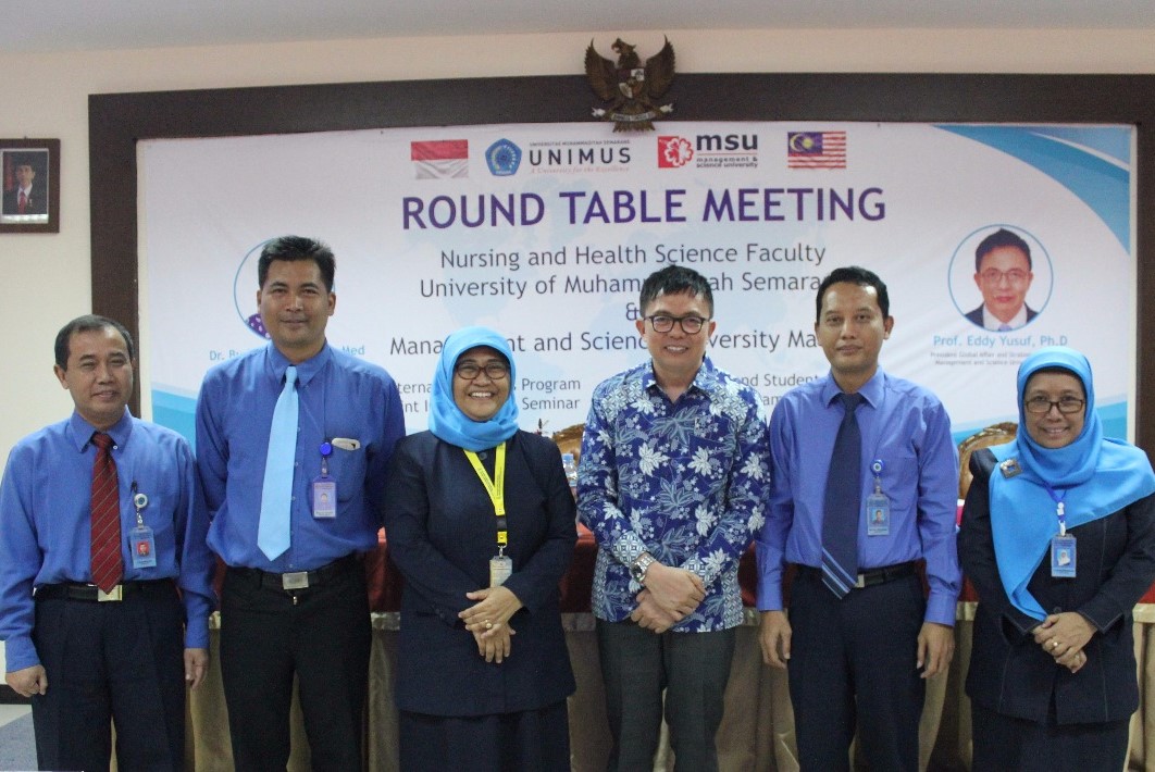 Prof. Edy Yusuf berfoto bersama Wakil Rektor I, Dekan dan Wakil Dekan Fikkes